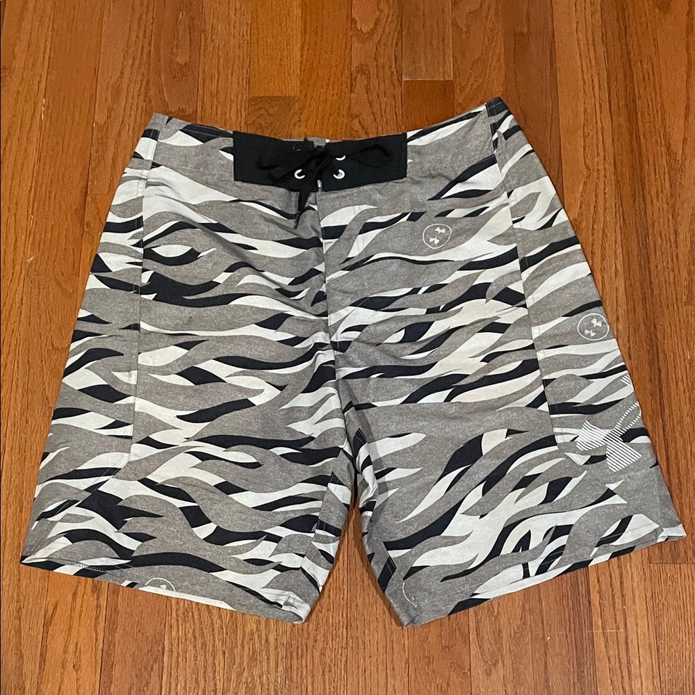 Under Armour Black and Gray Men's Heat gear size 32 Board Shorts